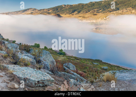 Nebel über Horsetooth Reservoir in den Ausläufern der Rocky Mountains in der Nähe von Fort Collins, Colorado, spät Sommermorgen Stockfoto