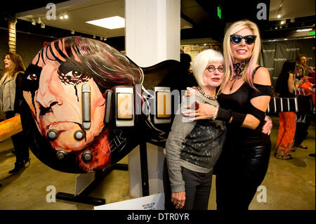 Hollywood, USA. 21. Februar 2014. Gibson Kunst Gitarre Projekt mitwirkenden Stacey Wells (rechts) mit Art Consultant frohe Norris (links) und ihre Kreation einer Gitarre inspiriert von Alice Cooper.The Kunst Gitarren wurden am Sunset Strip ein Jahr lang angezeigt und dann bei Bonhams mit den Erlös für wohltätige Zwecke versteigert. Bildnachweis: Robert Landau/Alamy Live-Nachrichten Stockfoto