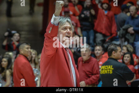 Albuquerque, New Mexico, USA. 22. Februar 2014. Roberto E. Rosales.Lobo Head Coach Craig Neal (Cq) pumpt seine Faust ein letztes Mal, als er Schachtboden Samstagabend in der Grube geht. Die Lobos besiegt San Diego State 58, 44. Roberto E. Rosales/Albuquerque Journal.Albuquerque, New Mexico. © Roberto E. Rosales/Albuquerque Journal/ZUMAPRESS.com/Alamy Live-Nachrichten Stockfoto