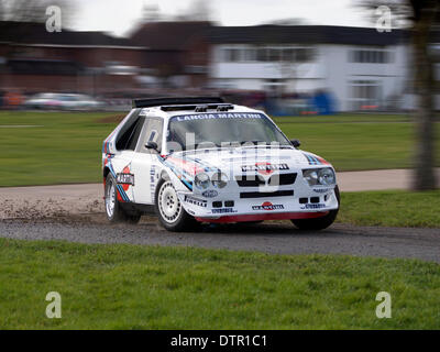 Stoneleigh Park, Warwickshire, UK. 22. Februar 2014. Lancia Delta S4 Gruppe B Rallye-Auto Kurvenfahrt mit Geschwindigkeit auf der Rallye-Test-Bühne am Rennen Retro Ausstellung Stoneleigh Park Warwickshire UK 22.02.2014 Credit: Martyn Goddard/Alamy Live News Stockfoto