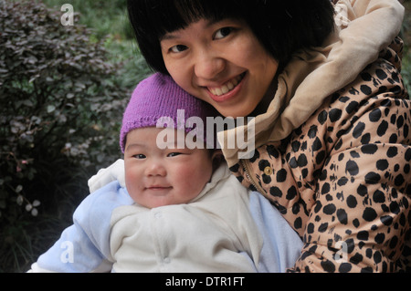 asiatische Mutter und Baby im freien Stockfoto