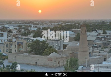 Neustadt bei Sonnenuntergang gesehen von alten Stadtmauern, Chiwa, Usbekistan Stockfoto