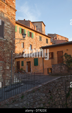 Am Abend Sonnenlicht auf Häuser in Montepulciano, eine alte Bergstadt im Süden der Toskana, Italien. Obligatorische Kredit Jo Whitworth Stockfoto