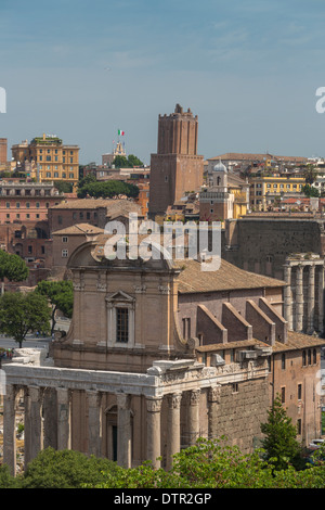Italien, Rom: Blick auf den Tempel des Antoninus und Faustina auf das römische Forum aus dem Palatin Stockfoto