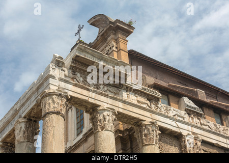 Detail des Tempel des Antoninus und der Faustina auf das Forum Romanum, Rom, Italien Stockfoto