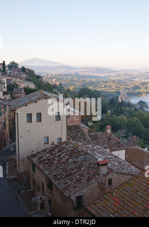 Blick über die Dächer von Montepulciano die Landschaft dahinter. Toskana, Italien. Obligatorische credit Jo Whitworth Stockfoto