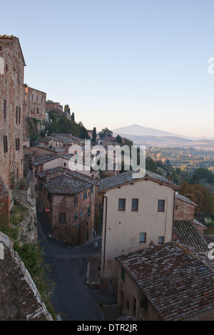 Blick über die Dächer von Montepulciano die Landschaft dahinter. Toskana, Italien. Obligatorische credit Jo Whitworth Stockfoto