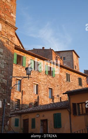 Am Abend Sonnenlicht auf Häuser in Montepulciano, eine alte Bergstadt im Süden der Toskana, Italien. Obligatorische Kredit Jo Whitworth Stockfoto