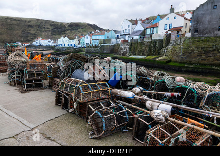 Hummer oder Krabben Töpfe gestapelt auf dem Kai am Staithes, North Yorkshire, UK ist gebrauchsfertig. Stockfoto