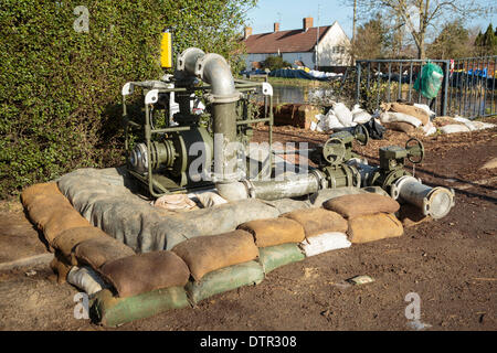 Burrowbridge, UK. 22. Februar 2014. Eine neue Pumpe mit dem Merlin Hubschrauber eingeflogen in Betrieb genommen von Armee-Kommandos an Burrowbridge am 22. Februar 2014. Die Pumpe liefert Saltmoor Pumping Station, von der Umweltagentur mit Dieselkraftstoff betrieben, für seine Addiitional-Wasserpumpen, die installiert wurden, entfernen Sie das hohe Volumen der Flut aus den umliegenden Feldern rund um Northmoor und Dorf von Moorland Wasser und Pumpen Sie ihn in den Fluß Parrett, wo es von der Flut hingerissen ist. Dies ist die schlimmsten Überschwemmungen auf der Somerset Levels in lebendige Geschichte. Stockfoto