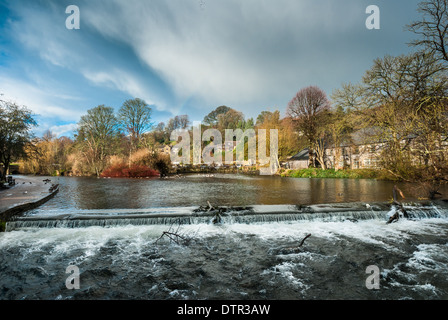 Rau, schnell fließenden Hochwasser am Fluss Wye, Bakewell. Stockfoto