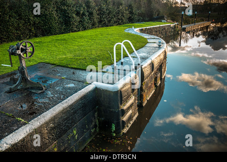 Kanalseite auf dem Fluss Weaver in Northwich, Cheshire mit Sperre Getriebe. Stockfoto