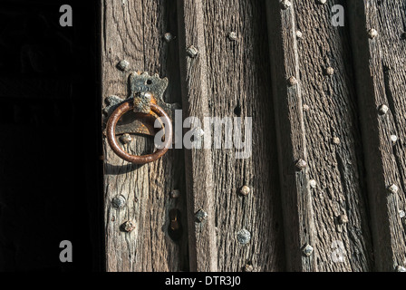 Eine alte Kirche Tür halb offen zeigen Details der Holzmaserung. Stockfoto