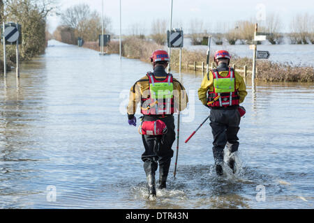 Burrowbridge, UK. 22. Februar 2014. Offiziere aus Somerset Feuer & Rettungsdienst waten in Hochwasser am Burrowbridge am 22. Februar 2014. Zwei Männer entlang in Wathosen und Schwimmwesten gekleidet, der Fahrbahn A361, jetzt völlig untergetaucht durch Hochwasser während der schwersten Überschwemmungen in lebendige Geschichte auf den Somerset Levels. Sie sind Mess-Sticks verwenden, um die aktuelle Tiefe des Wassers entlang der Beförderung zu bestimmen, welche aktuell bei 1,1 Meter an dieser Kreuzung liegt. Bildnachweis: Nick Kabel/Alamy Live-Nachrichten Stockfoto