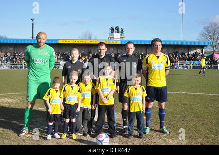 Gosport, UIK. 22. Februar 2014. Kapitäne Maskottchen und Beamten stellen im Mittelkreis. Gosport Borough V Havant & Waterlooville, Semi-Finale, FA Trophy, 22. Februar 2014 (c) Paul Gordon, Alamy Live News Stockfoto