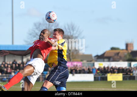 Gosport Verteidiger gewinnt Antenne Gerangel. 22. Februar 2014. Gosport Borough V Havant & Waterlooville, Semi Final, FA Trophy, 22. Februar 2014 (c) Paul Gordon/flashspix.co.uk/Alamy Live News Stockfoto