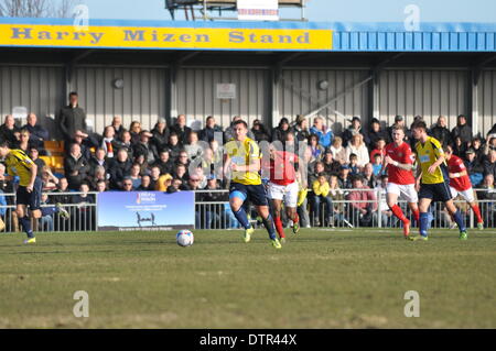 Gosport Spieler Angriffe hinunter die Mitte im ersten Halbjahr eine absorbierende FA Trophy-Halbfinale, UK.  Gosport Borough V Havant & Waterlooville, Semi-Finale, FA Trophy, 22. Februar 2014 (c) Paul Gordon, Alamy Live News Stockfoto