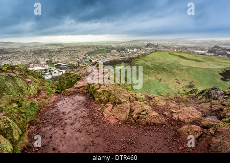Blick von Arthurs Seat nach Edinburgh im regnerischen Tag Stockfoto