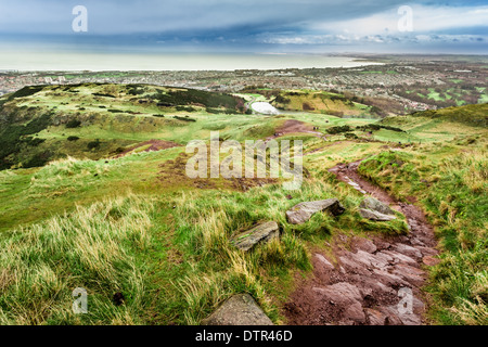 Blick von Arthurs Seat nach Edinburgh bay Stockfoto