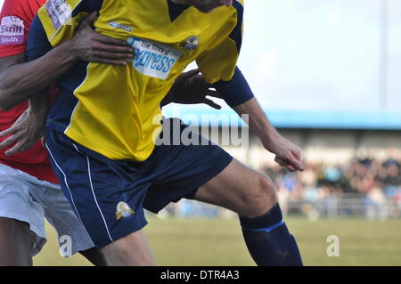 Gosport Mittelfeldspieler hält Sie eine Havant Player während die FA Trophy Semi final. UK, 22. Februar 2014. Gosport Borough V Havant & Waterlooville, Semi-Finale, FA Trophy, 22. Februar 2014 (c) Paul Gordon, Alamy Live News Stockfoto