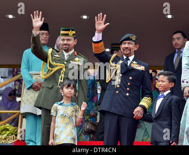 Bandar Seri Begawan, Brunei. 23. Februar 2014. Brunei Sultan Haji Hassanal Bolkiah (vorne, 2. R) und Kronprinz Al-Muhtadee Billah (vorne, 1. L) besuchen die 30. Feierlichkeiten zum Nationalfeiertag in Bandar Seri Begawan, Brunei, 23. Februar 2014. Brunei beobachtet seinen 30. Nationalfeiertag am Sonntag mit einigen hohen Ton Leistungen einschließlich der ersten jemals Human-LED-Show. Bildnachweis: Jeffrey Wong/Xinhua/Alamy Live-Nachrichten Stockfoto