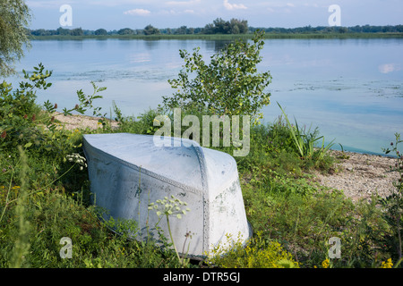 Landschaft mit dem gedrehten Boot Stockfoto
