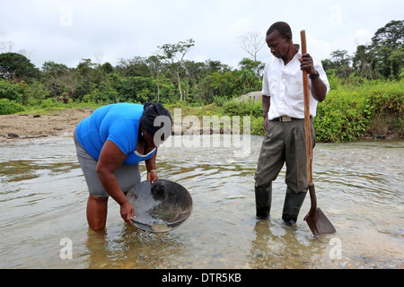 Paar wäscht Gold in einer Pfanne, Chigorodo Fluss, Choko Provinz, Kolumbien, Lateinamerika Stockfoto