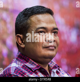 Nakhon Ratchasima, Thailand. 23. Februar 2014. JUTAPORN PROMPRAN, ein Kern-Anführer der UDD (Rothemden) bei einem Treffen der Red Shirt in Korat. Die Einheitsfront der Demokratie gegen den Diktator (UDD oder Red Shirts), die die gewählte Regierung von Yingluck Shinawatra, inszeniert unterstützt die "UDD klingende der Schlacht Trommeln '' Rallye in Nakhon Ratchasima (Korat) gegen die Anti-Regierungs-Proteste, die Bangkok seit November gegriffen haben. Rund 4.000 der UDD Regionen und Provinzen Koordinatoren zusammen mit der Organisation Kernmitglieder trafen sich in der Liptapunlop Hall in seiner Maj Stockfoto