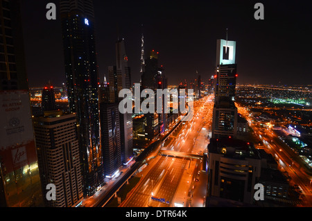 Blick von der Ebene 43 Rooftop Bar im Four Points by Sheraton in Dubai, Vereinigte Arabische Emirate. Blick hinunter auf die Sheikh Zayed Road. Stockfoto