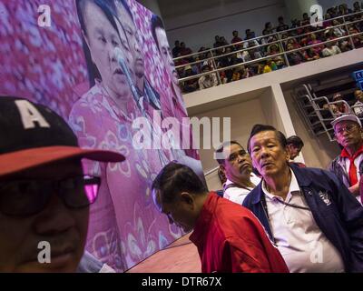 Nakhon Ratchasima, Thailand. 23. Februar 2014. Menschen versammeln sich um einen großen Closed Circuit TV Tagung des Red Shirt in Korat. Die Einheitsfront der Demokratie gegen den Diktator (UDD oder Red Shirts), die die gewählte Regierung von Yingluck Shinawatra, inszeniert unterstützt die "UDD klingende der Schlacht Trommeln '' Rallye in Nakhon Ratchasima (Korat) gegen die Anti-Regierungs-Proteste, die Bangkok seit November gegriffen haben. Rund 4.000 der UDD Regionen und Provinzen Koordinatoren zusammen mit der Organisation Kernmitglieder trafen sich in der Liptapunlop Hall in seiner Majestät die Stockfoto