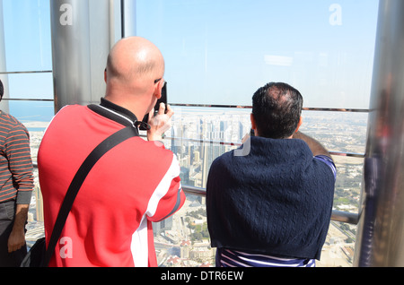 Blick auf Dubai von der Aussichtsplattform des Burj Khalifa, bauen das höchste der Welt. Stockfoto