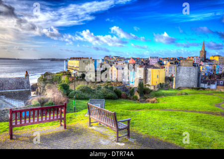 Blick über Tenby Stadt und Hafen in Pembrokeshire Wales Walisisch Altstadt auf Westseite der Carmarthen Bay wie Gemälde in HDR Stockfoto