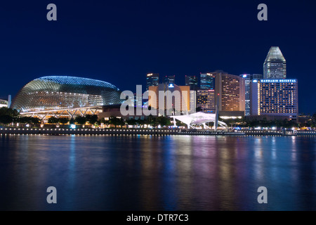 Eine elektrische, Nachtansicht der Esplanade, wie vom Merlion Park und der Mündung des Singapore River in Singapur zu sehen. Stockfoto