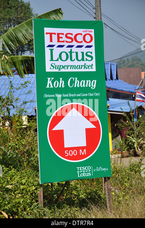 Beschilderung für Tesco Lotus speichern, Koh Chang, Thailand Stockfoto