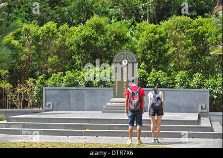 Singapur. 23. Februar 2014. Besucher zahlen Hinsicht am Grab des Märtyrers Lim Bo Seng an Singapurs MacRitchie Reservoir am 23. Februar 2014. Lim Bo Seng gehörte Malaya der Anti-japanischen Task Force "Zwingen 136" während des zweiten Weltkriegs. Er gilt als ein Kriegsheld in Singapur. © Dahin Chih Wey/Xinhua/Alamy Live-Nachrichten Stockfoto