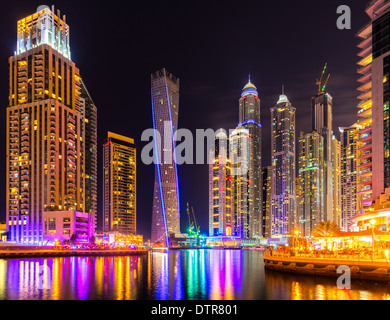 Wolkenkratzer in Dubai Marina. VEREINIGTE ARABISCHE EMIRATE Stockfoto