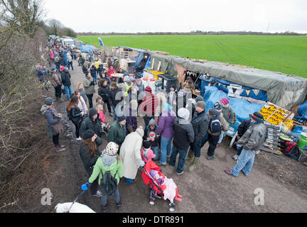 Barton Moss, Salford, UK. Sonntag, 23. Februar 2014. Anti-Fracking Demonstranten versammeln sich auf Barton Moos in der Nähe von Manchester ihre Kampagne zum dritten Monat gegen Explorationsbohrungen in der Nähe der IGas Barton Website fortsetzen. Aktivisten befürchten, dass der Prozess des hydraulic fracturing umweltgefährdende und führen zu einer Vergiftung der Wasserversorgung und eine Verschmutzung der Atmosphäre sein könnte. Bildnachweis: Russell Hart/Alamy Live-Nachrichten. Stockfoto