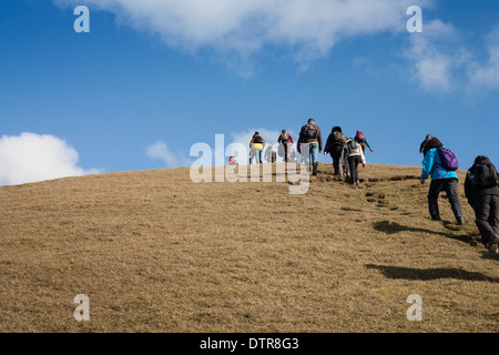 Land-Wanderer zu Fuß über die Braue des Hügels Stockfoto