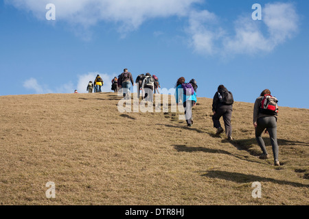 Land-Wanderer zu Fuß über die Braue des Hügels Stockfoto