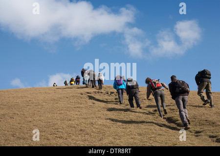 Land-Wanderer zu Fuß über die Braue des Hügels Stockfoto