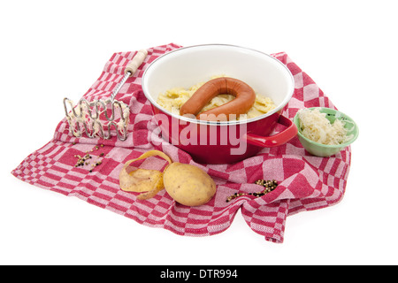 Typische holländische Sauerkraut auf geprüften Stoff isoliert auf weißem Hintergrund Stockfoto