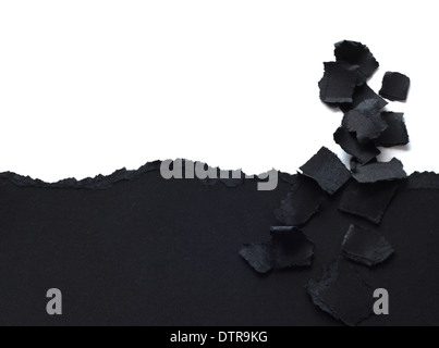 Black Torn Paper Grenze und Stücke isoliert auf weißem Hintergrund Stockfoto