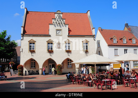 Straßencafé und altes Rathaus, Standesamt und Tourist-Information, Haltern, Nordrhein-Westfalen, Deutschland Stockfoto