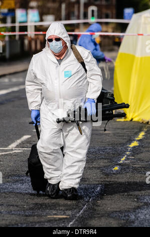 Belfast, Nordirland, 23. Februar 2014 - eine Szene des Verbrechens Officer verlässt einen Tatort mit Fotoausrüstung Credit: Stephen Barnes/Alamy Live News Stockfoto