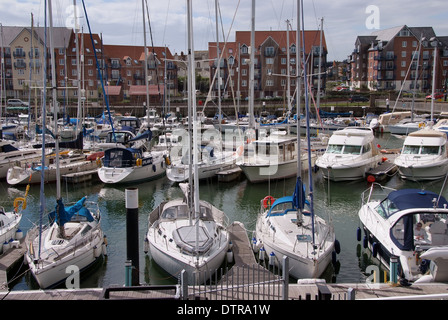Weymouth in Dorset, mit Strand, Yachthafen, Hafen, Statue der Prinzregent, Promenade und einen Schlag & Judy zeigen. Stockfoto