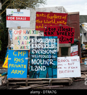 Barton Moss, Salford, UK. Sonntag, 23. Februar 2014. Eine Auswahl von Plakaten an Barton Moos. Eine Anti-Fracking-Camp bleiben in der Nähe der iGas Website Barton Richter David Hodge QC gewährt eine Vertagung bis 6. März zu entscheiden, ob die Demonstranten bleiben können. Bildnachweis: Russell Hart/Alamy Live-Nachrichten. Stockfoto