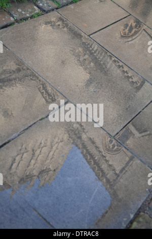 Reflexion der Wells Cathedral in nassen Pflaster Stockfoto