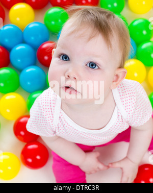 Draufsicht der Babymädchen spielen mit bunten Kugeln Stockfoto