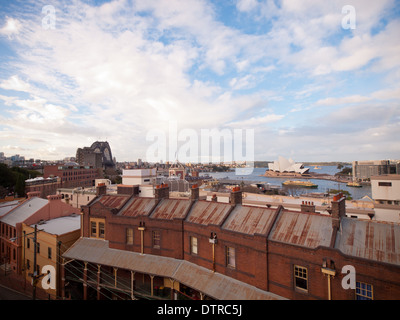 Ein Blick auf die Sydney Harbour Bridge und das Opernhaus von Sydney von einem Hausdach in The Rocks-Viertel von Sydney, Australien gesehen. Stockfoto