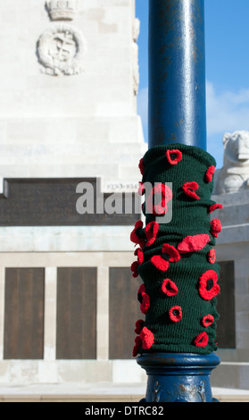 Festschrift Mohn gestrickte Schal in Portsmouth War Memorial Southsea Common, Portsmouth, Hampshire, England, Uk. Stockfoto